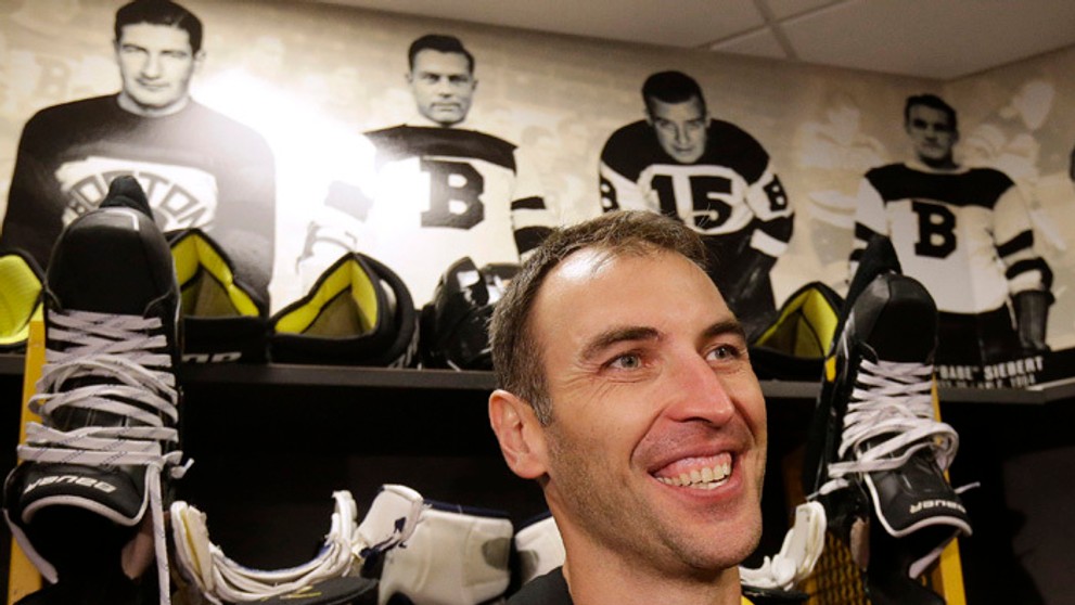 Obranca Bostonu Bruins Zdeno Chára v šatni štadióna TD Garden.