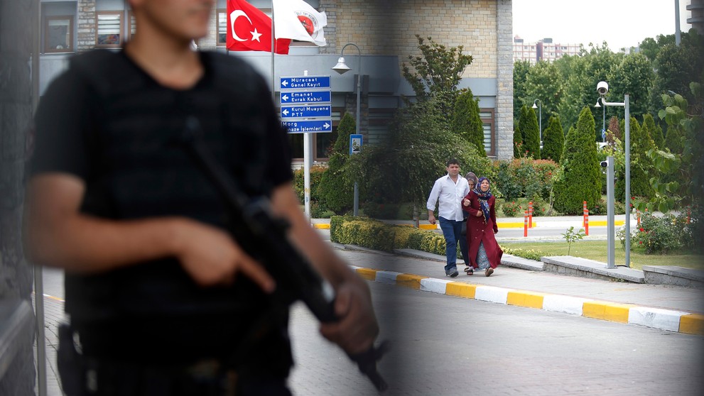 Okolie letiska Ataturk strážia policajti.