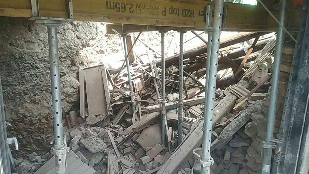 Opitý vodič narazil do policajného auta.