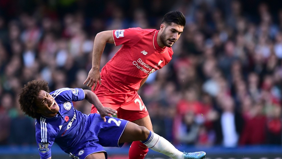 Súboj Williana (Chelsea) s Emre Canom (Liverpool).