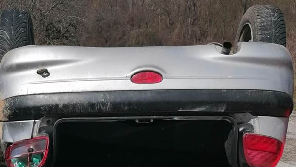 Auto sa po nehode prevrátilo na strechu.