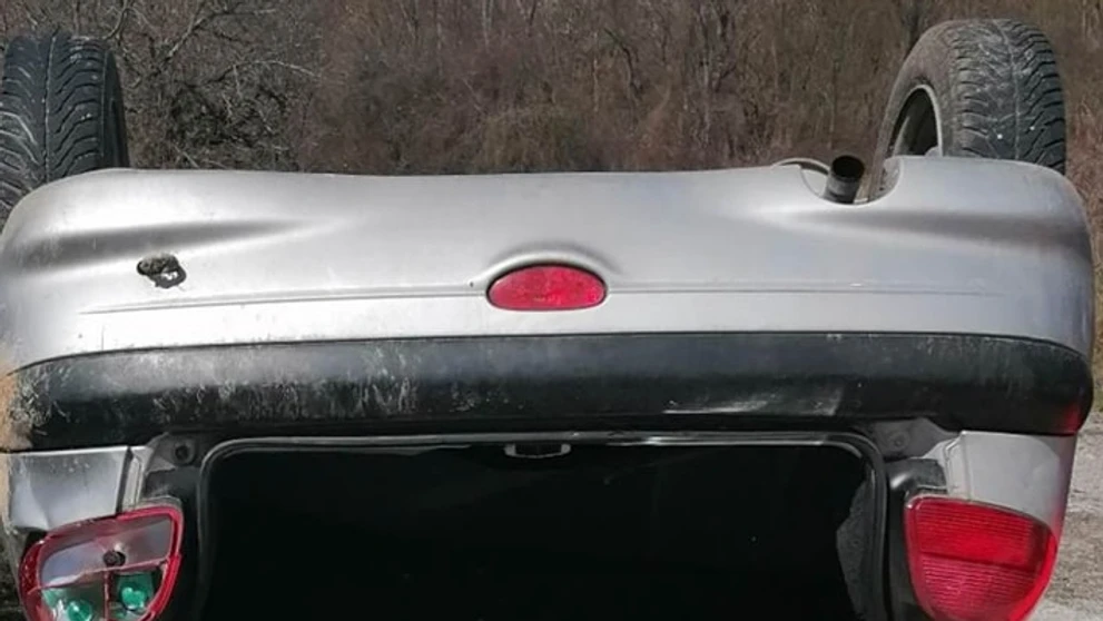 Auto sa po nehode prevrátilo na strechu.