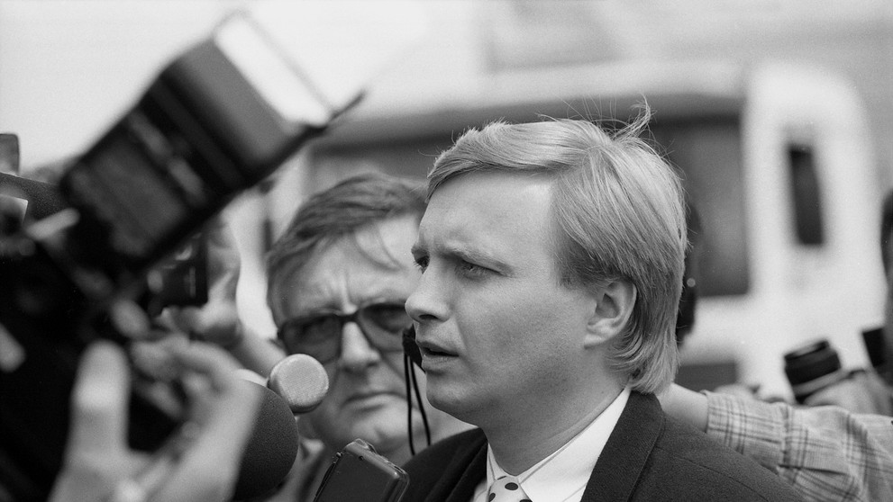 Na archívnej snímke z 26. júna 1996 Michal Kováč  mladší na hraničnom priechode Bratislava-Berg.