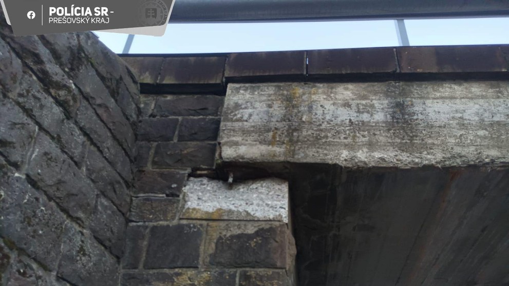 Kamión posunul most aj s koľajnicami