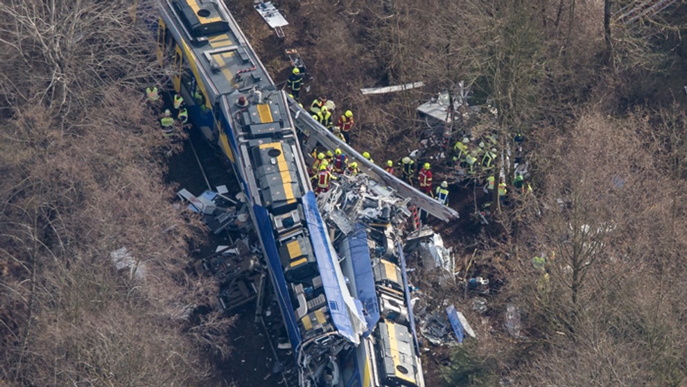  Na leteckej snímke záchranné zložky pracujú na mieste zrážky dvoch vlakov v nemeckom Bad Aiblingu.