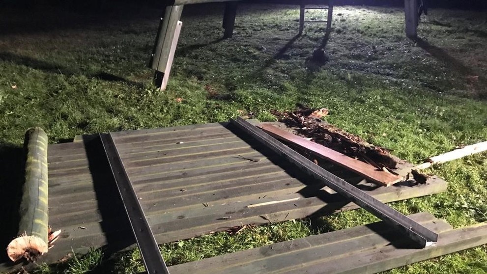 Nosníky odtrhnutej plošiny boli očividne prehnité.