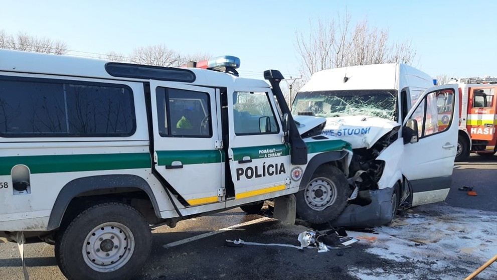 Čelná zrážka policajtov s dodávkou. 