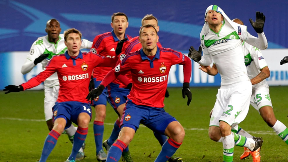 Na snímke vpravo hráč Wolfsburgu Bas Dost, uprostred hráč CSKA Sergej Ignaševič.