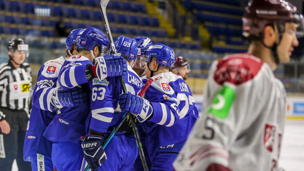 Slovenskí reprezentanti oslavujú gól v zápase v rámci prípravy na MS 2021 proti Lotyšsku.