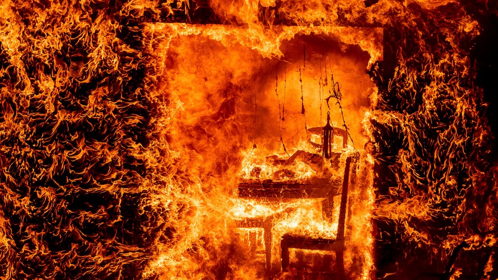 Pohľad do útrob horiaceho domu, ktorý zasiahol lesný požiar. (24. 7. 2022, Mariposa County, Kalifornia)