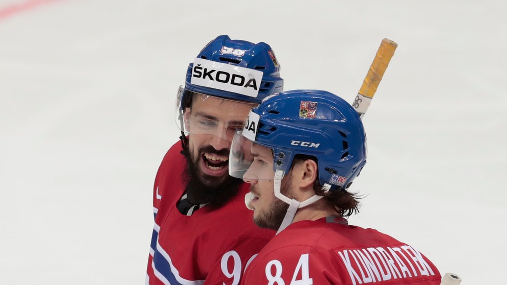 Českí hráči Tomáš Kundrátek a Richard Jaruška oslavujú gól proti Rusku počas tamojšieho svetového šampionátu.