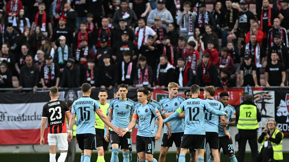 Radosť hráčov Slovana po strelení gólu v 7. kole v skupine o titul v Trnave.