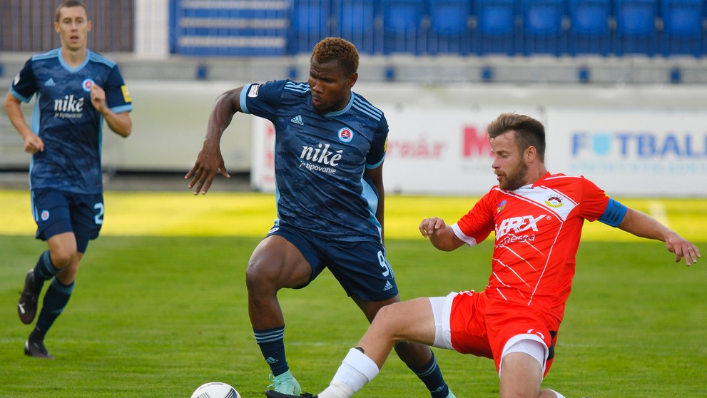Na snímke vpravo Richard Bartoš (MFK Tatran Liptovský Mikuláš) a vľavo Ezekiel Isoken Henty (ŠK Slovan Bratislava).