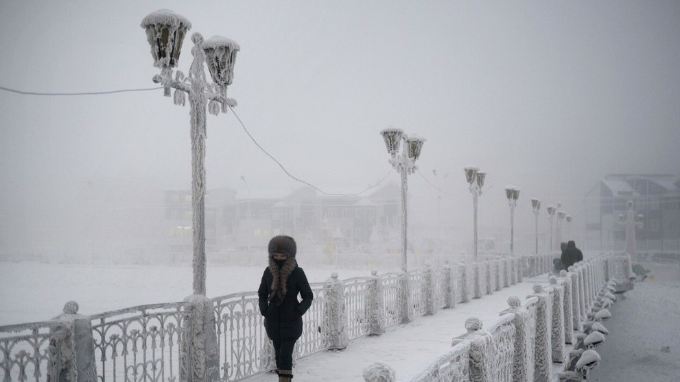 Most nad zamrznutou riekou.