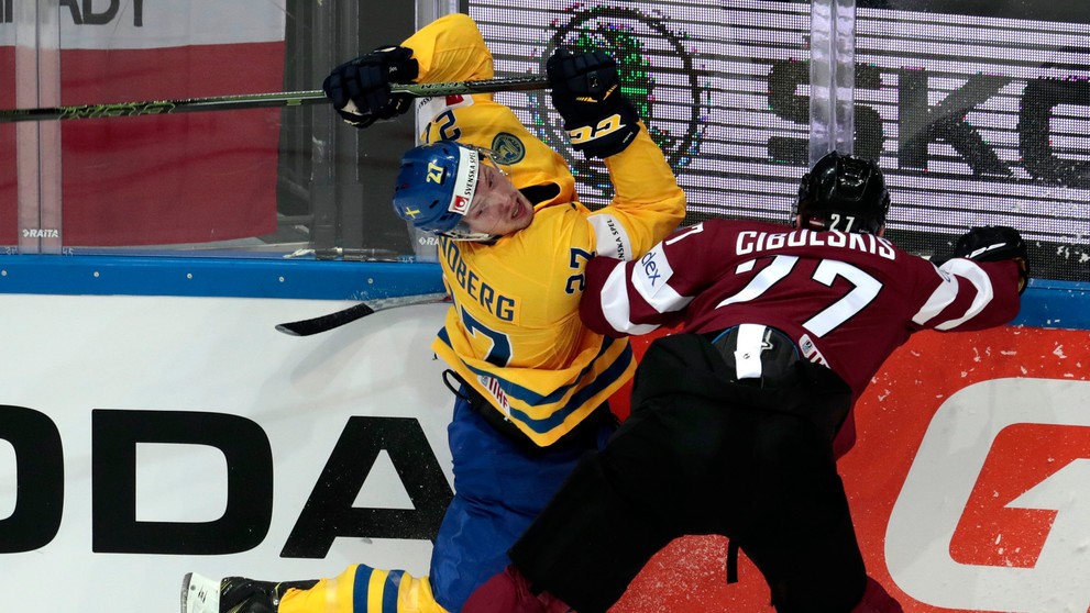 V dôraznom súboji Švéd Martin Lundberg (vľavo) proti Lotyšovi Oskarsovi Cibulskisovi počas vzájomného duelu na MS v Rusku.