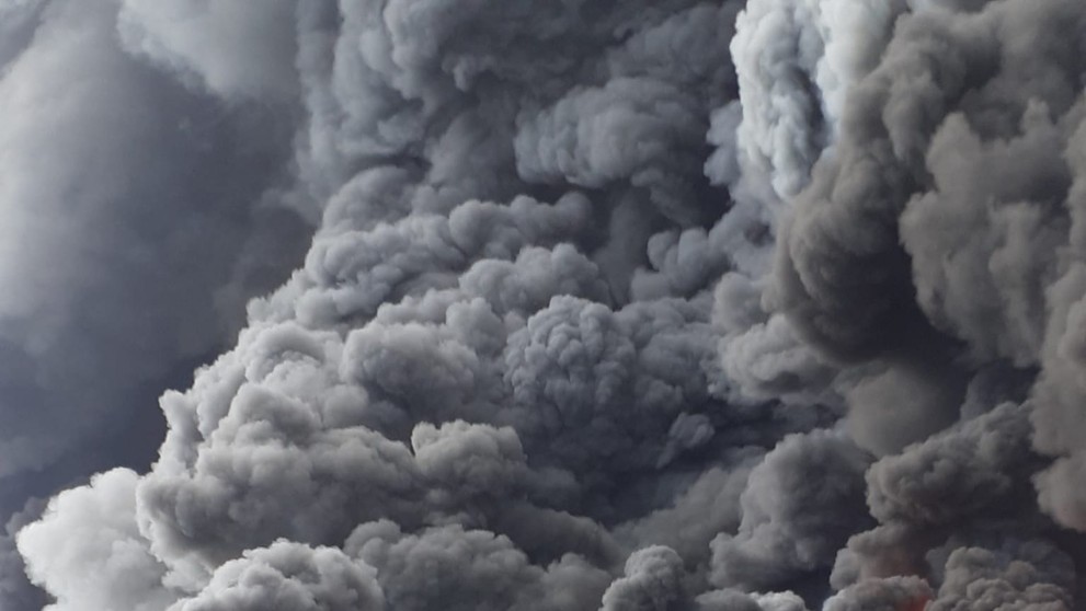 V obci Žebrák v Stredočeskom kraji horí hala, v ktorej sa vyrábajú plastové komponenty do áut.