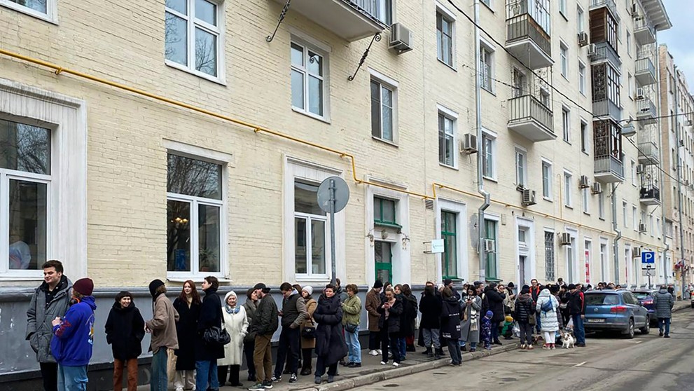 Rada pred volebnou miestnosťou v Moskve.