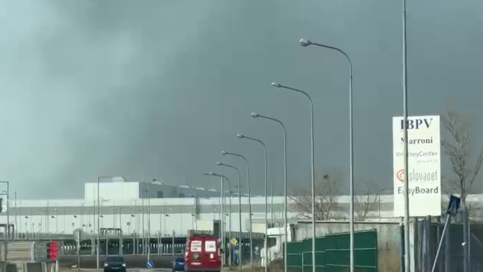 Požiar v servise kamiónov v Devínskej Novej Vsi.