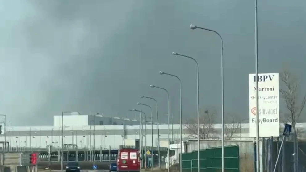 Požiar v servise kamiónov v Devínskej Novej Vsi.