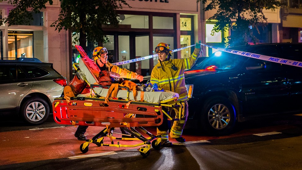 Záchranári na mieste výbuchu na newyorkskom Manhattane.