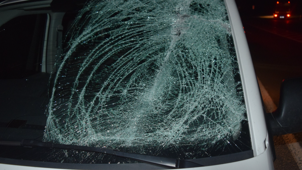 Ľad z auta prerazil čelné sklo.