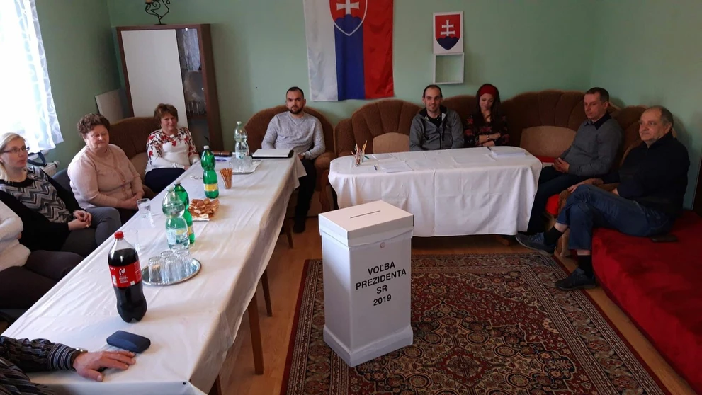 Maroš Šefčovič odvolil v sprievode manželky.
