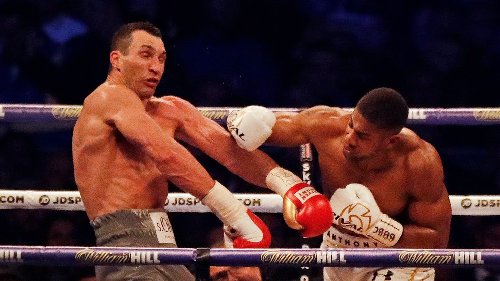 Otrasený Vladimir Kličko po údere Anthonyho Joshuu.