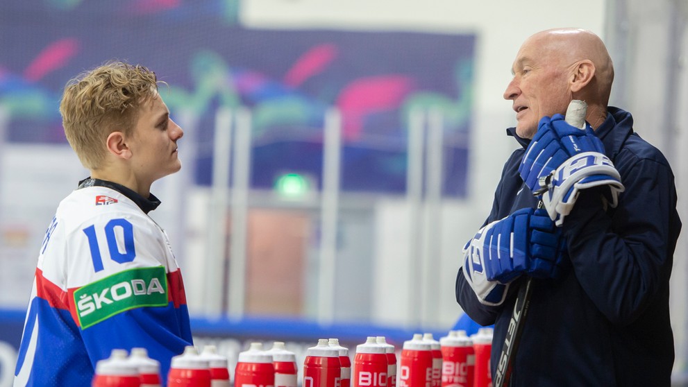 Sprava tréner slovenských hokejistov Craig Ramsay a Adam Sýkora počas spoločného fotenia tímu na MS 2022.