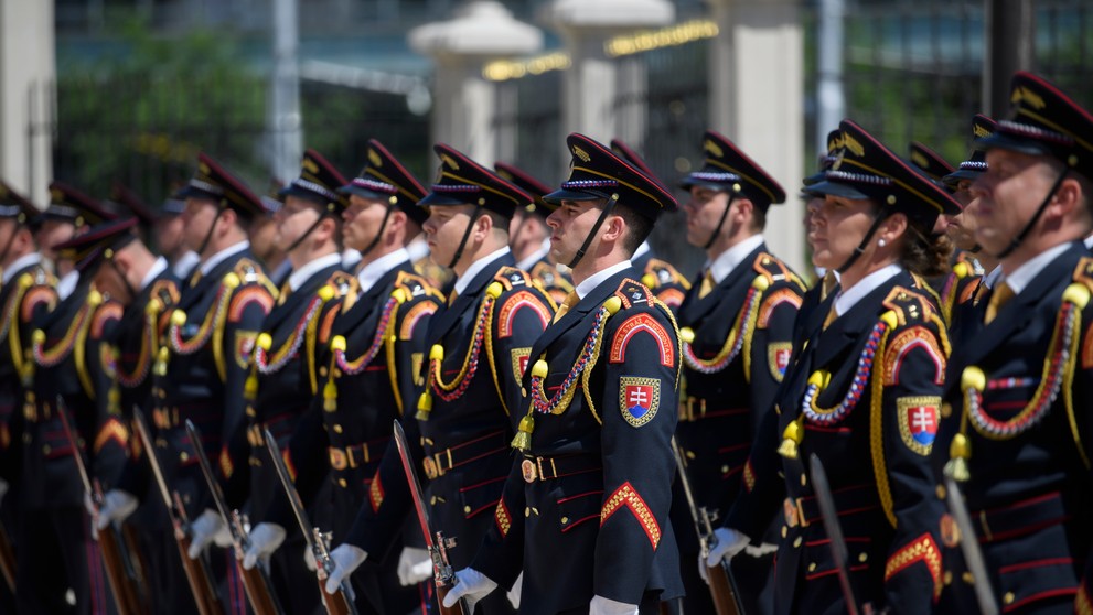 Slávnostné odovzdanie paláca a prehliadka stráže.