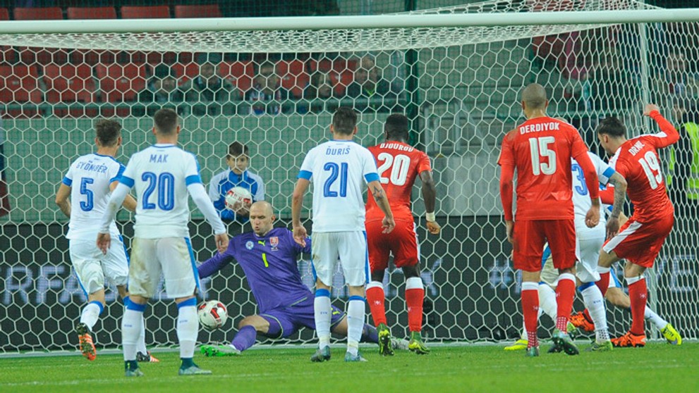 Ján Mucha inkasuje gól v prípravnom zápase Slovensko - Švajčiarsko. 