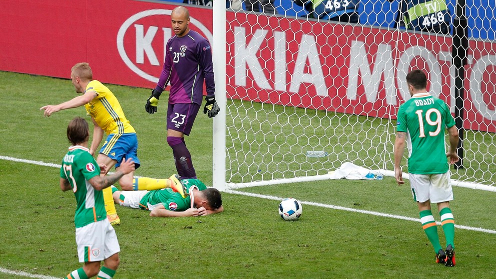 Írsky hráč Ciaran Clark (v strede) reaguje po tom, ako strelil vlastný gól v dueli proti Švédsku na ME vo Francúzsku.