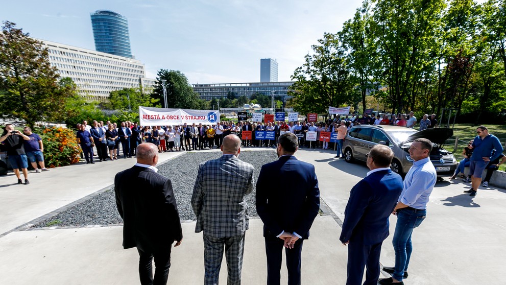 Snímka z protestu Združenia miest a obcí Slovenska (ZMOS) pred Úradom vlády SR v Bratislave.