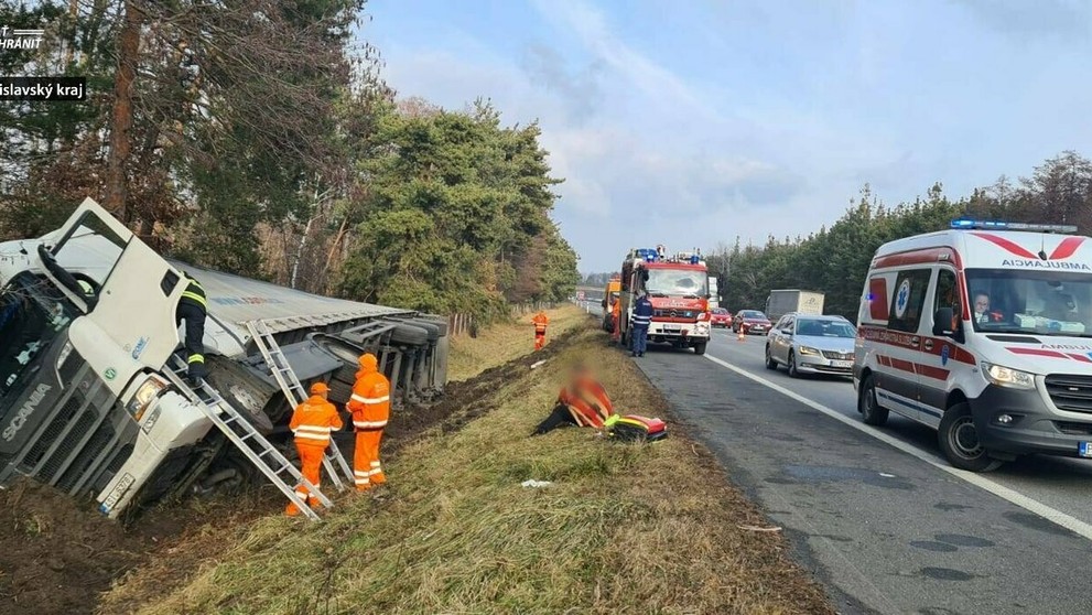 Havarovaný kamión na D1 s uhlím.