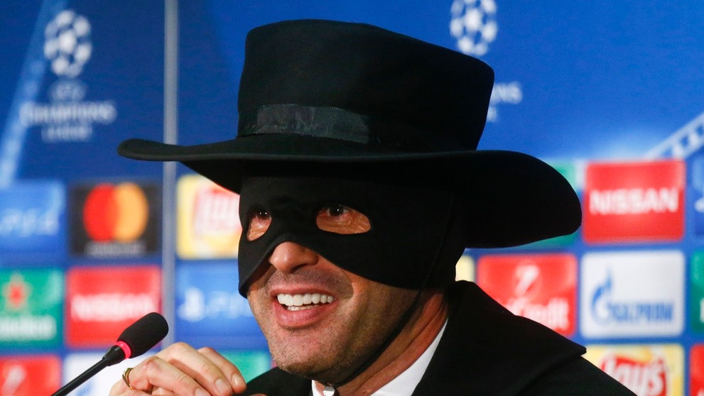 Paulo Fonseca oblečený ako Zorro.