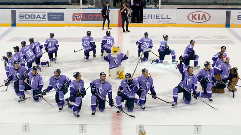 Víťazný rituál hráčov po stretnutí HC Slovan - Dinamo Riga.