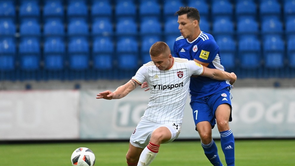 Vľavo hráč Trnavy Jakub Grič a hráč Senice Šimon Šumbera počas zápasu 2. kola Fortuna ligy.