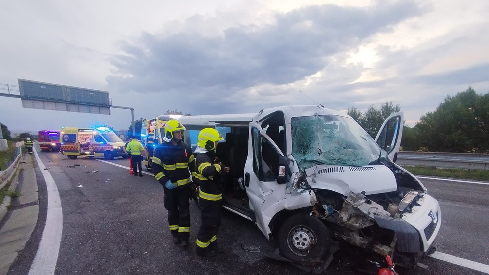 Hasiči zasahujú pri nehode na diaľnici D2