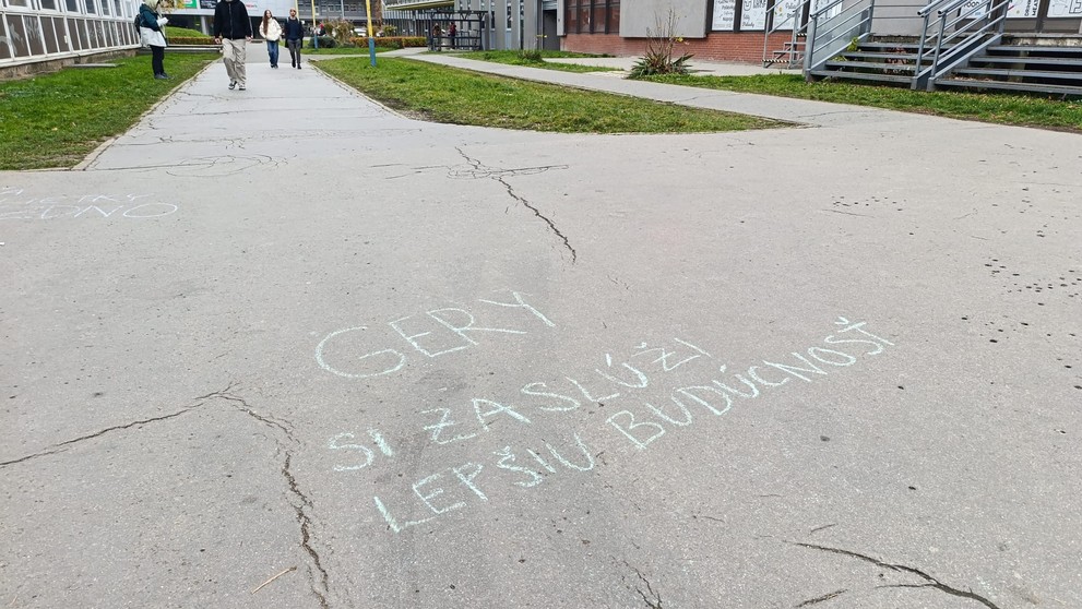 Študenti v Košiciach vyzdobili chodníky