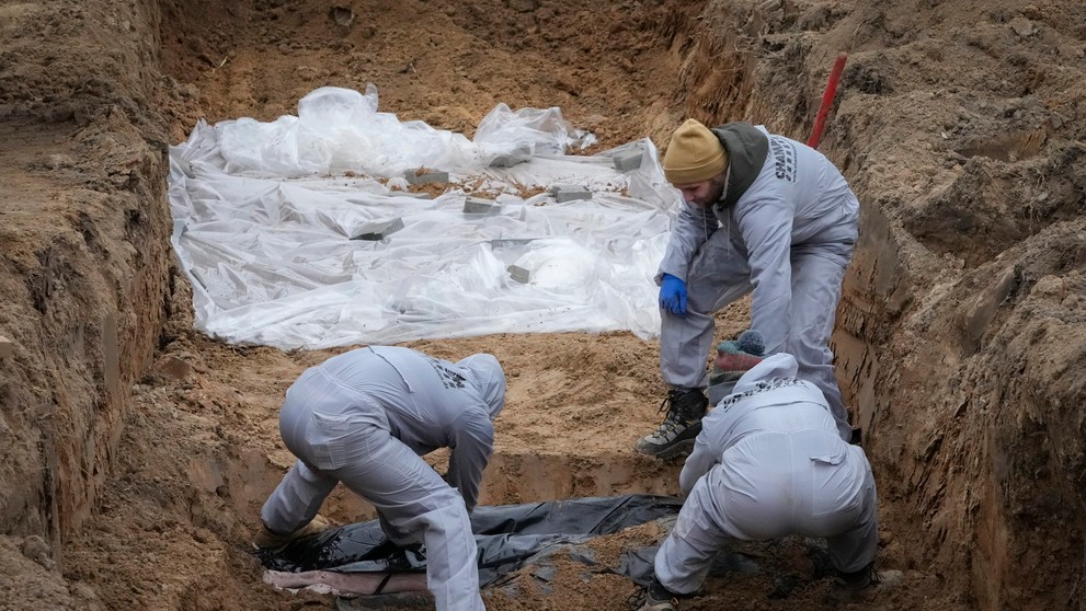 Exhumácia tiel v ukrajinskom meste Buča.