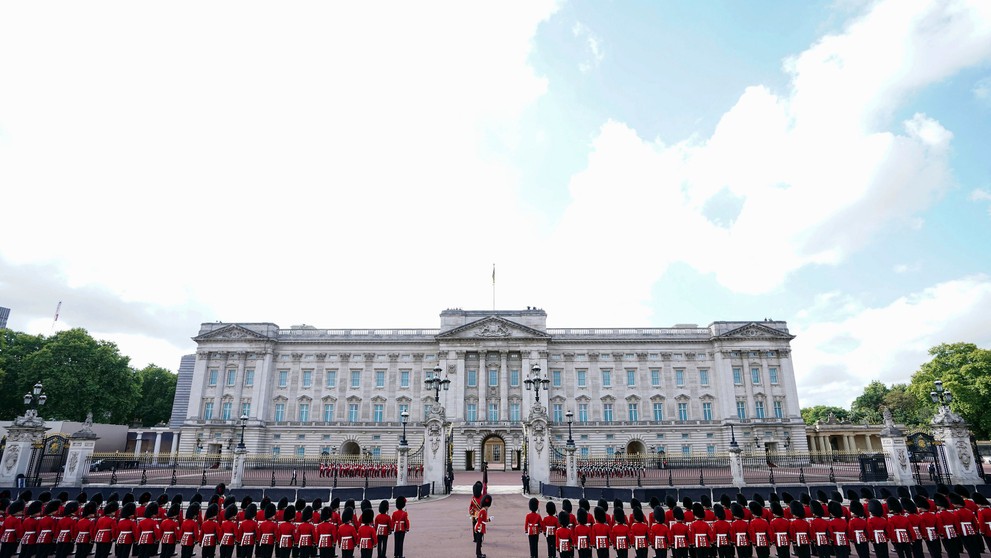 Príslušníci vojenského pluku Coldstream Guards stoja pred Buckinghamským palácom pred slávnostnou procesiou s prevozom rakvy zosnulej britskej kráľovnej Alžbety ll.