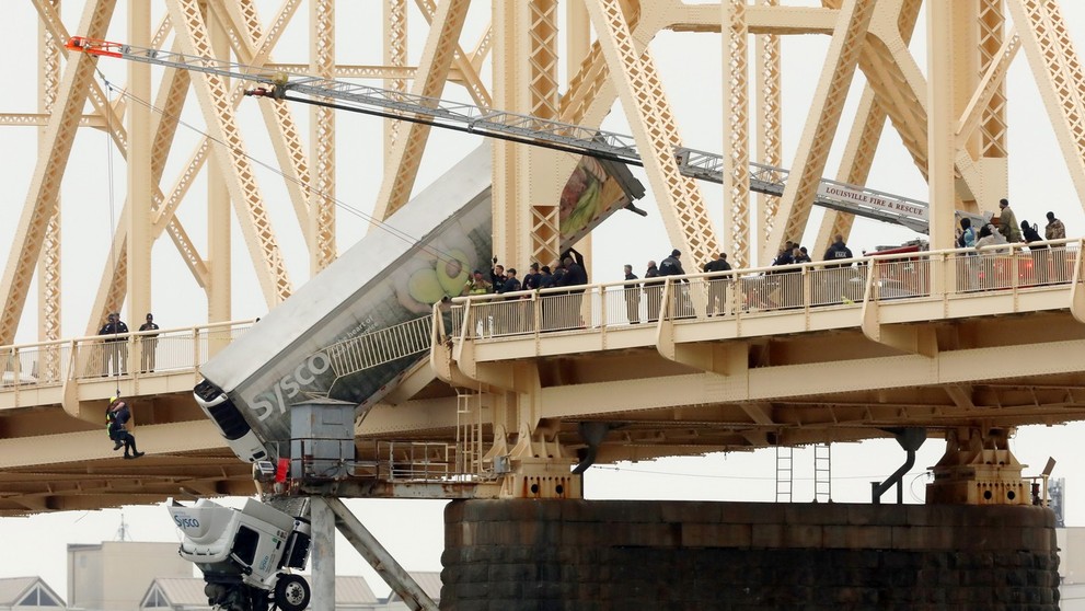 Kamión zostal po zrážke visieť z mosta.