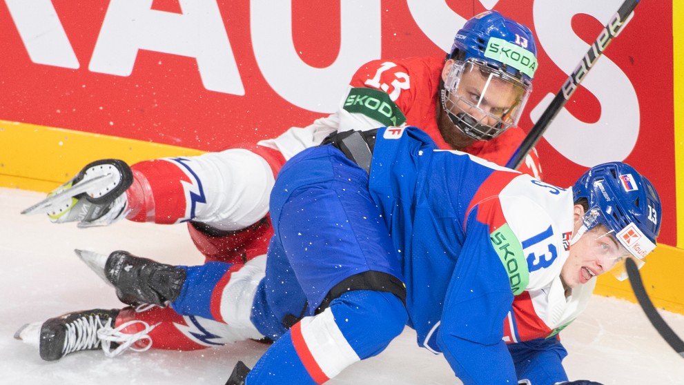 Na snímke sprava František Gajdoš (Slovensko) a Jiří Smejkal (Česko) bojujú pri mantineli.