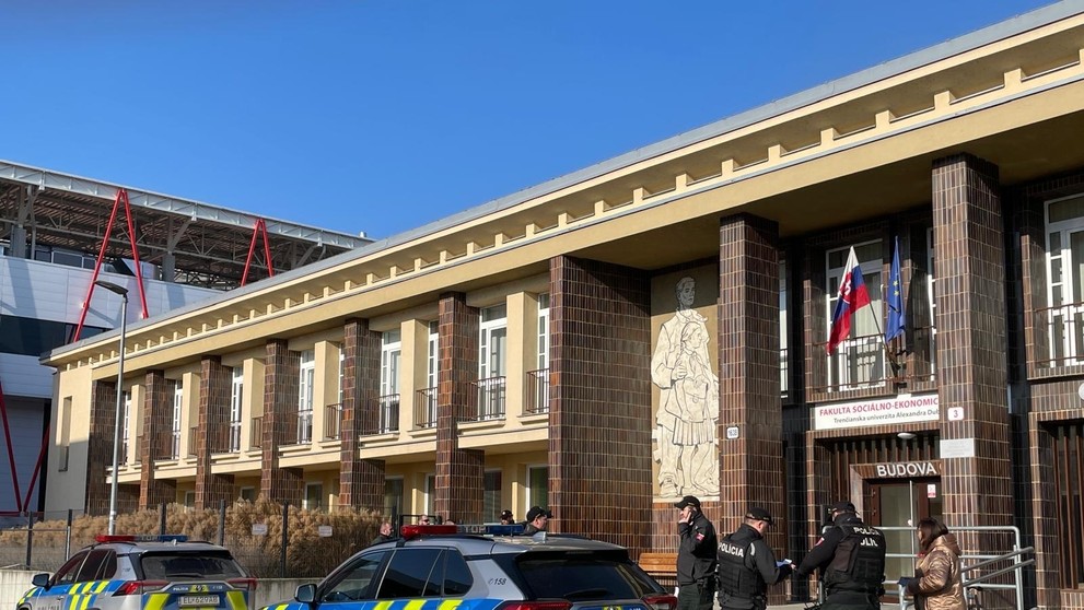 Policajný zásah na Trenčianskej univerzite Alexandra Dubčeka.