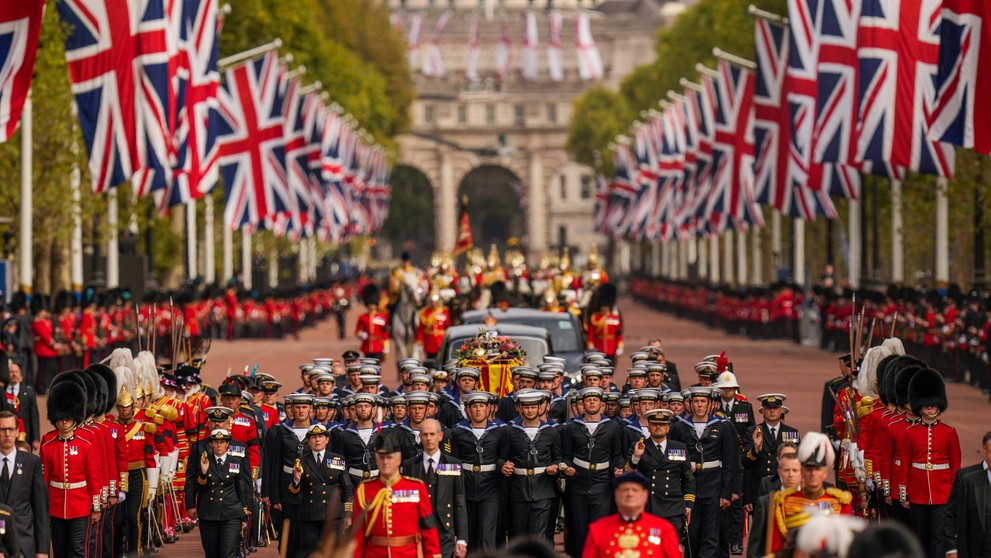 Pohrebný sprievod s rakvou kráľovnej Alžbety II. neďaleko Buckinghamského paláca.