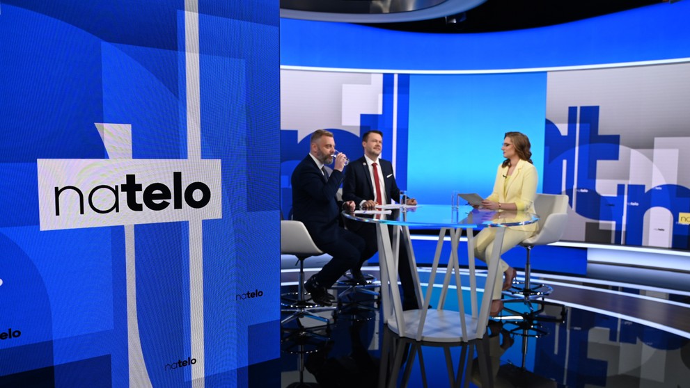 Hosťami Na telo boli Samuel Migaľ (Hlas-SD) a Juraj Krúpa (Sloboda a solidarita)