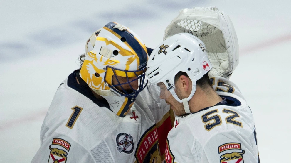 Frans Nielsen z Detroitu v dueli proti Buffalu.
