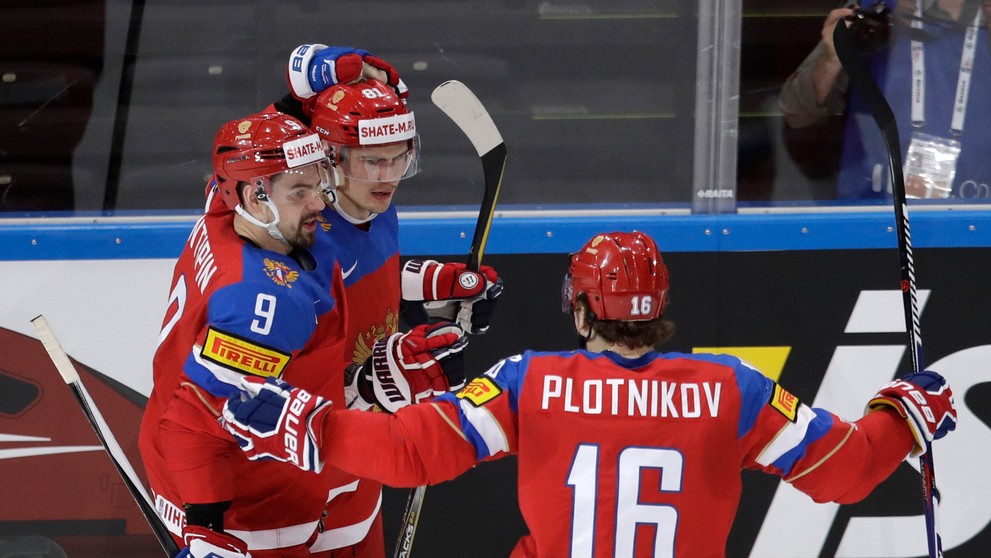 Dmitrij Orlov (v strede) z Ruska sa raduje so spoluhráčmi z gólu vo štvrťfinále MS 2017 proti Česku.