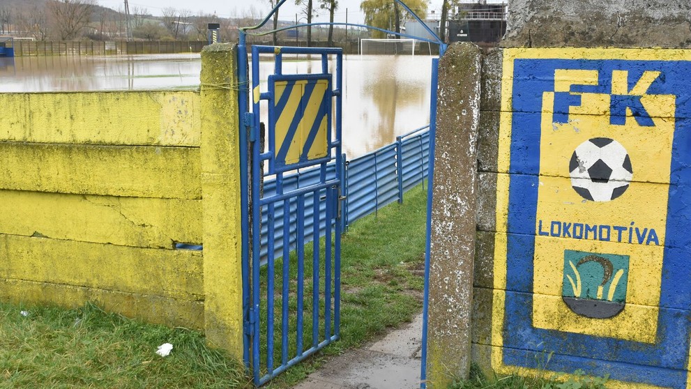 Na snímke zatopené futbalové ihrisko FK TJ Lokomotíva ŠM Michaľany riekou Roňava