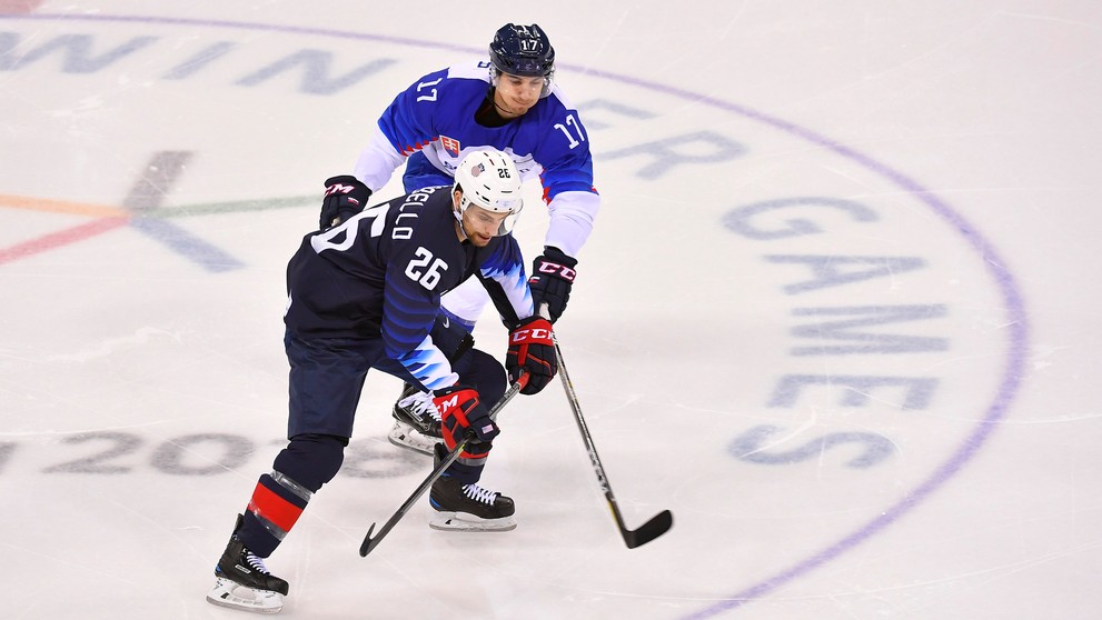 Andrej Kudrna prekonáva gólmana USA Ryana Zapolského v zápase na ZOH 2018.