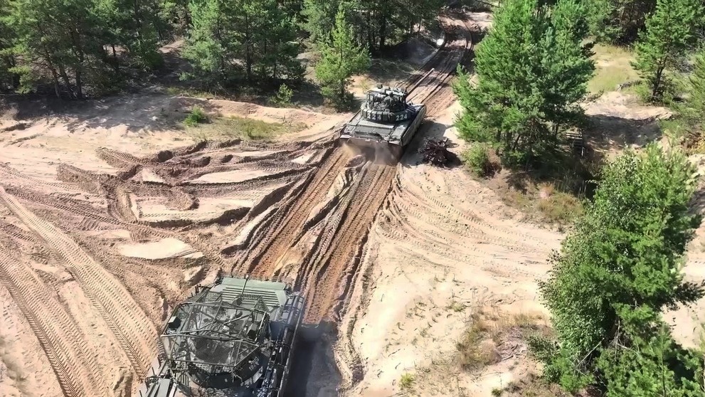 Obrnené vozidlá sa zúčastňujú na spoločných rusko-bieloruských vojenských cvičeniach Zapad 2025 na neznámom mieste.